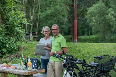 Fahrradfahrer_Pause_am_Wiedradweg.jpg