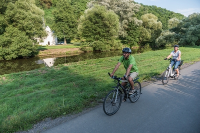 Wiedradweg_Fahrradfahrer_an_der_Wied_2.jpg