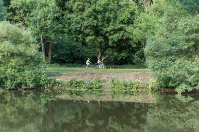 Wiedradweg_Fahrradfahrer_an_der_Wied_3.jpg